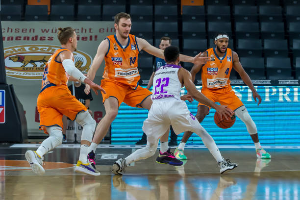 通过反复的 通过反复的